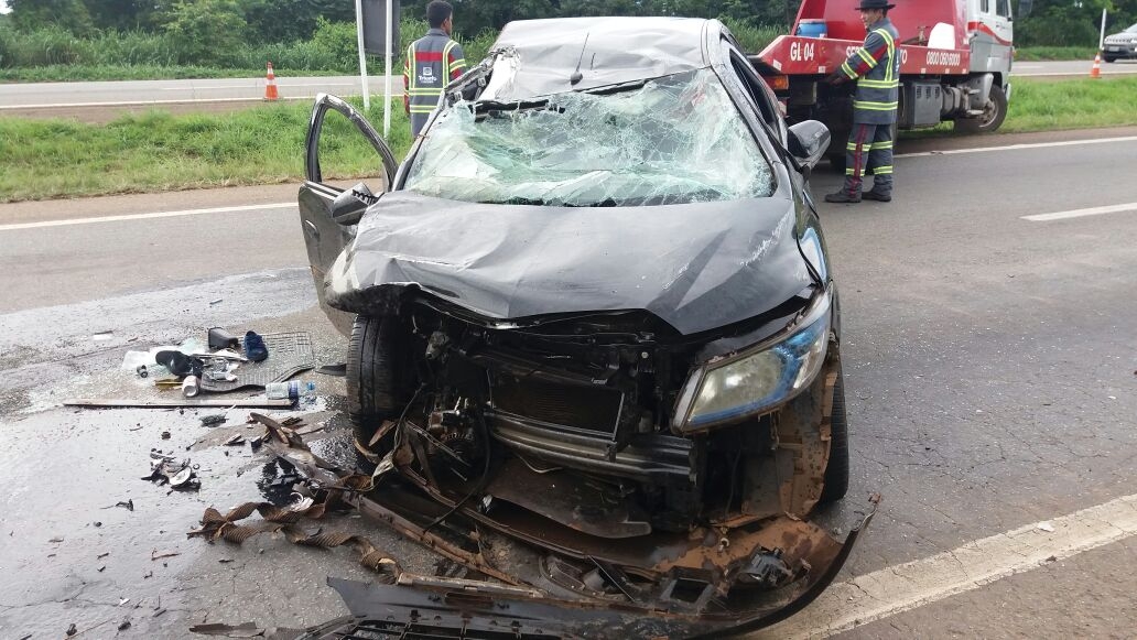 Quatro pessoas ficam feridas em acidente grave na BR-060