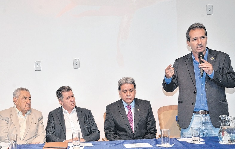 “Vamos criar o Hospital de Almas, em parceria com as igrejas”, diz Caiado
