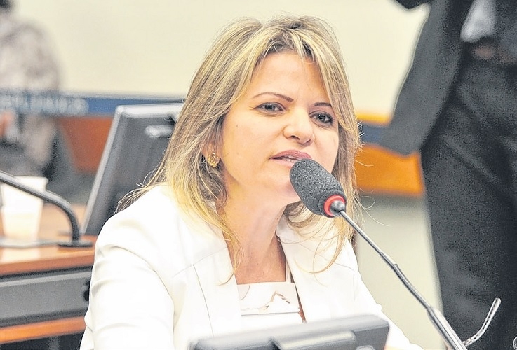 Flávia Morais condena taxa cobrada para repasse de verbas