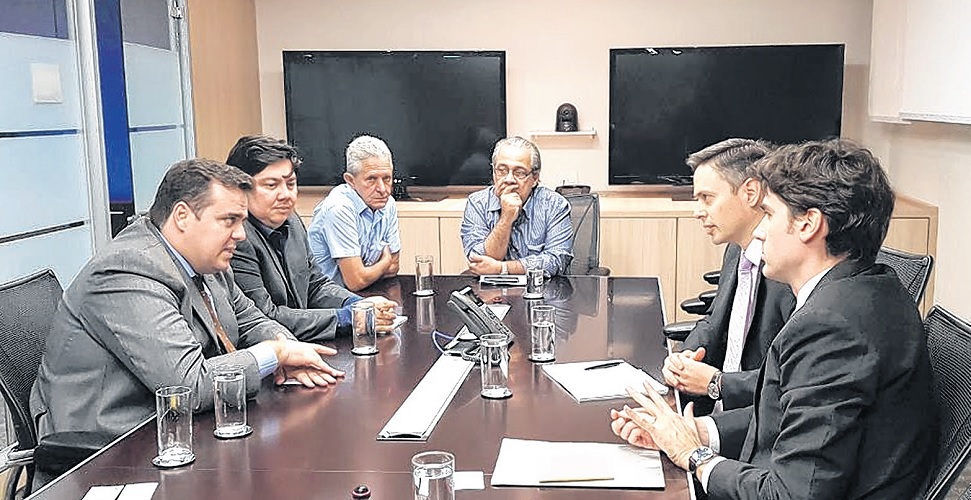 Gustavo busca novas verbas do Banco Andino