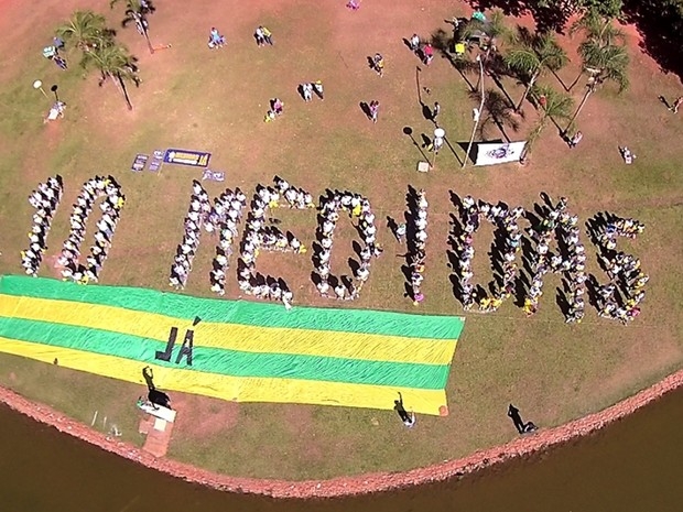 Manifestantes montam painel humano durante ato contra corrupção em Goiânia
