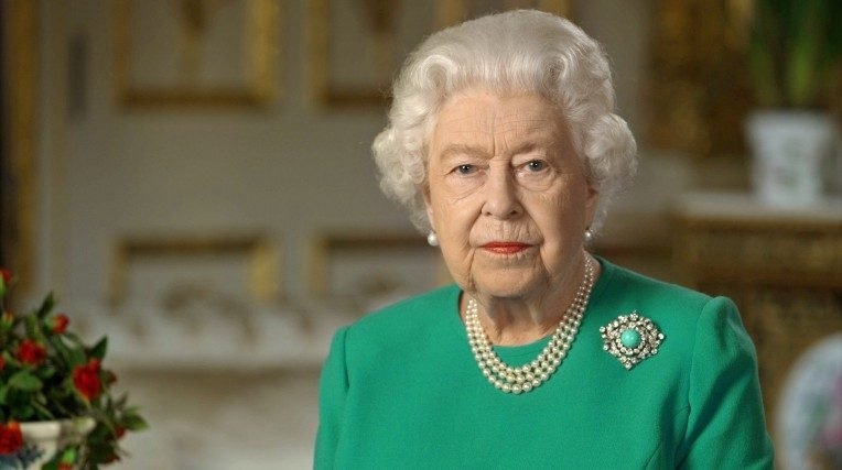Rainha Elizabeth conta com passagem secreta para bar em Londres, diz tabloide