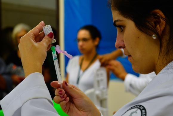 Servidores da saúde com maior risco de contaminação por H1N1 podem ser remanejados