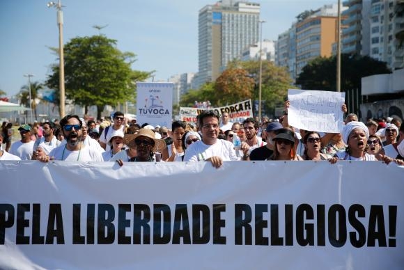 Manifestantes protestam contra a intolerância religiosa