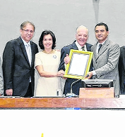 Assembleia  presta homenagem a Henrique Santillo