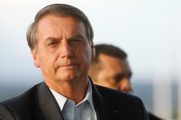 Após recorde de mortes por Covid-19, Bolsonaro reclama da imprensa e diz 'criaram pânico'