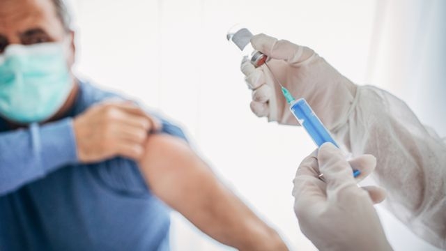Líder de estudo da vacina Oxford diz que vacina será em dose menor e eficácia maior