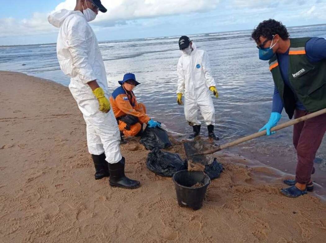 Cidade da BA remove meia tonelada de petróleo de praia; resíduo é o mesmo de 2019