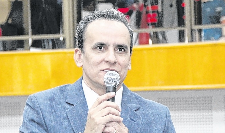 Eduardo cai e França assume comando