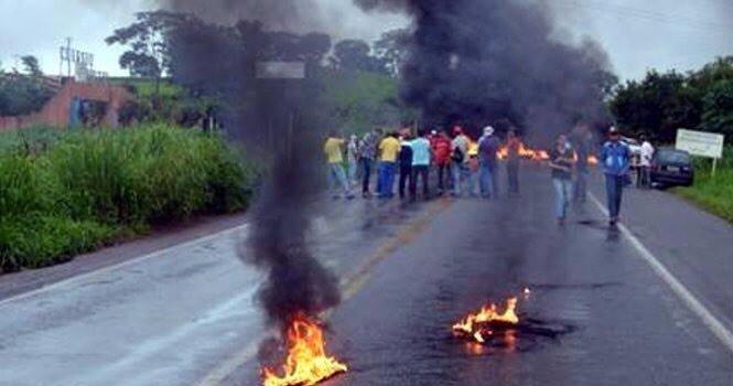 Manifestantes ocupam pontos de rodovias federais importantes do Estado de Goiás