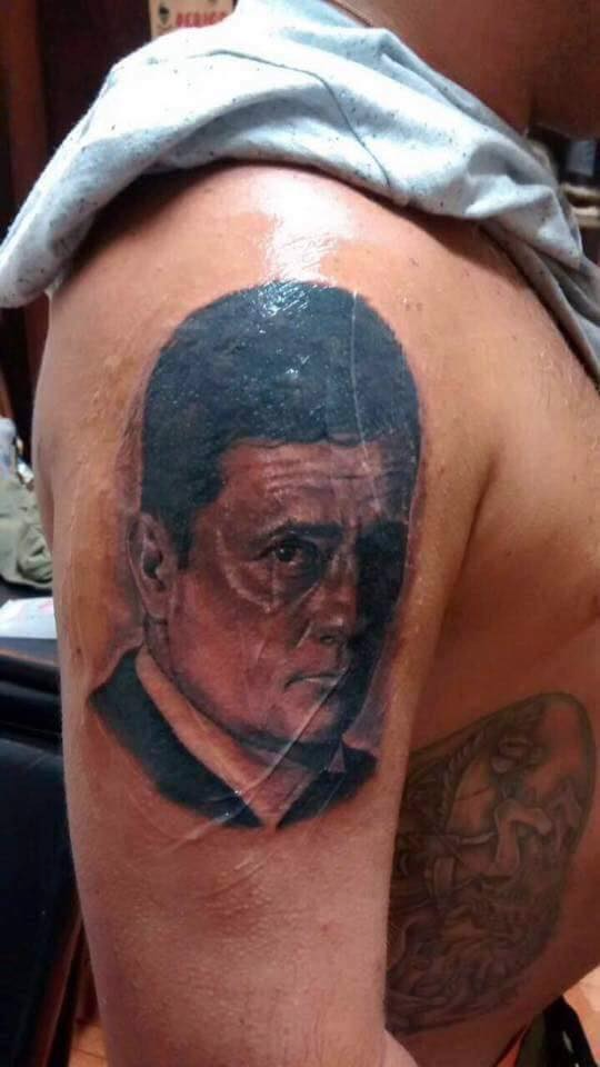 Tatuagem do rosto de Moro causa polêmica nas redes sociais