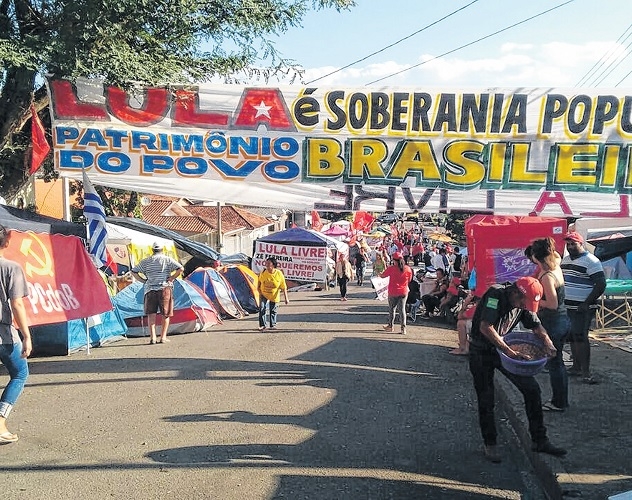 Acampamento Lula Livre muda rotina de Curitiba