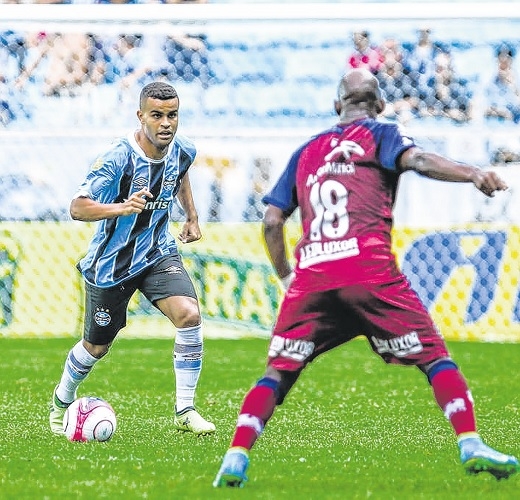 Grêmio leva a virada e perde em jogo de oito gols