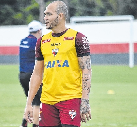 Tite anuncia nome desconhecido para a lateral esquerda