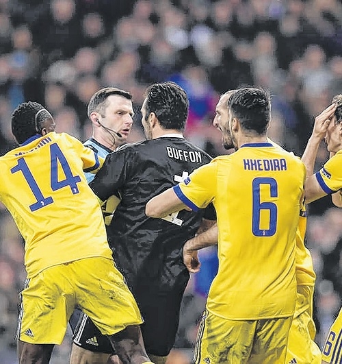 Zagueiro da Juventus admite toque, mas nega pênalti