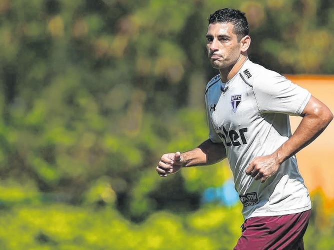 Diretor pede paciência da torcida com Diego Souza