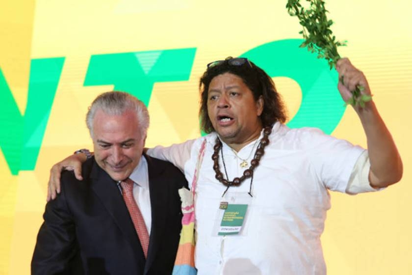 Pai de santo invade convenção do PMDB para livrar Temer de macumba