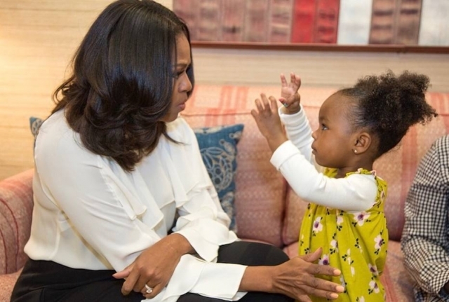 Michelle Obama encontra menina que ficou encantada com seu retrado