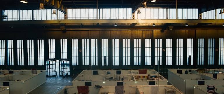 ‘Aeroporto Central’, de Karim Aïnouz, mostra refugiados em aeroporto construído no nazismo