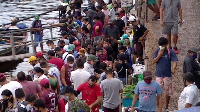 Aglomeração de clientes em feira de Manaus