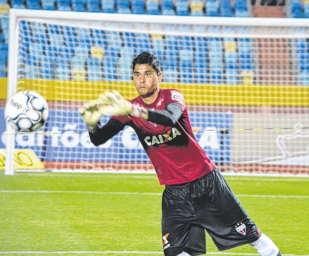 Sem ter sido vazado, goleiro comemora estreia em casa