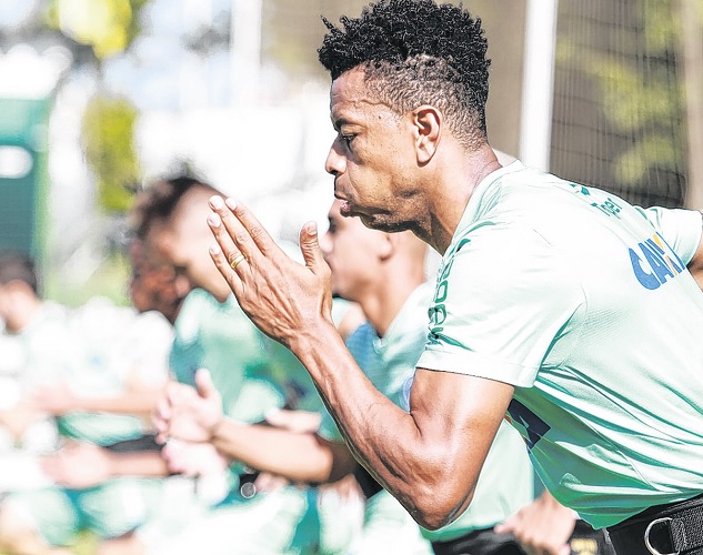 Ainda sem jogar, Edcarlos defende zaga esmeraldina