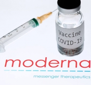 Vacina da Moderna funciona contra variantes do coronavírus, mas empresa diz que vai testar dose extra