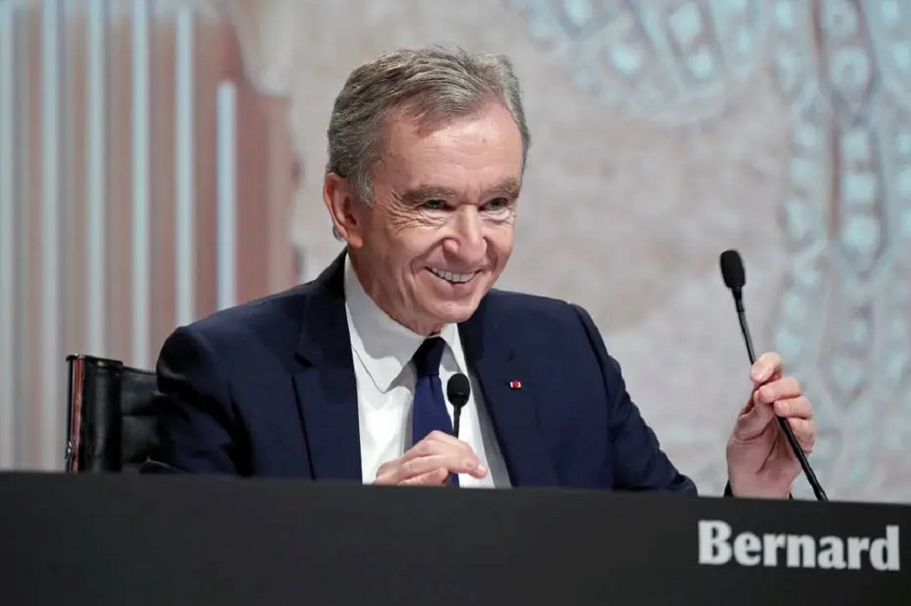 Dono da Louis Vuitton ultrapassa Bezos e se torna a pessoa mais rica do mundo
