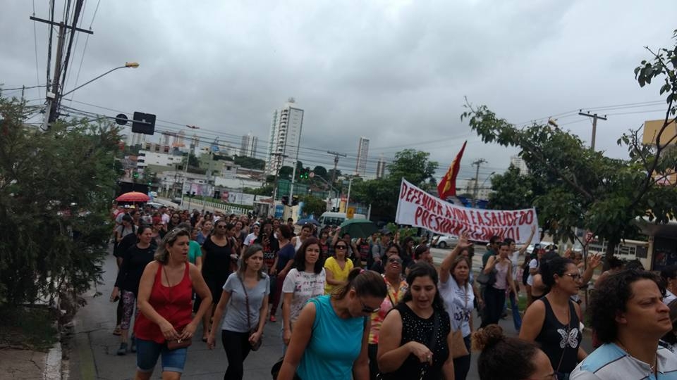 Servidores da Educação fazem manifestação em Goiânia