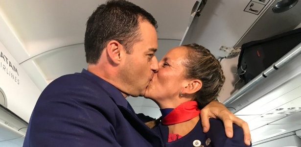 Papa celebra casamento de dois comissários de bordo