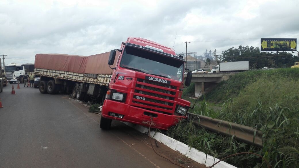 Motorista perde o controle de direção e deixa carreta pendurada em viaduto