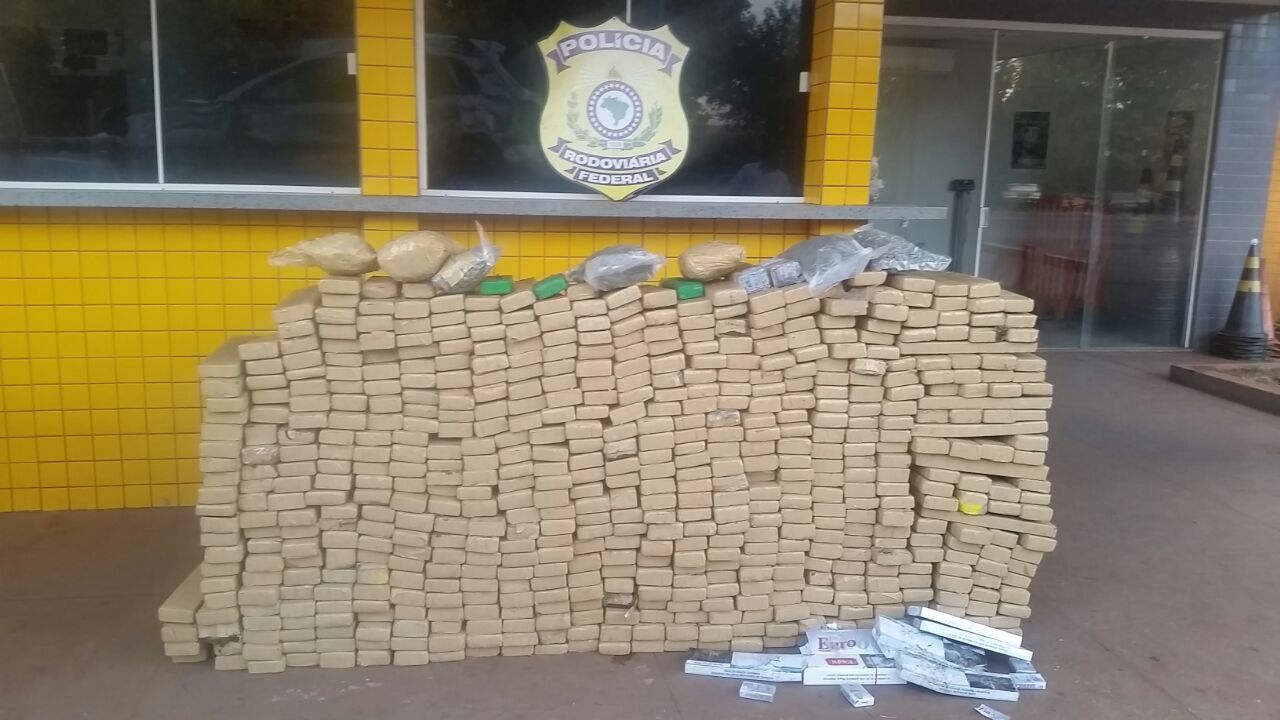 Jovem capota veículo com 800 kg de droga