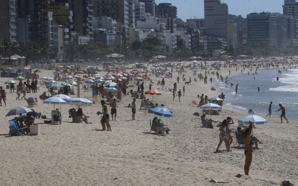 UFRJ alerta para explosão de casos de covid e pede fechamento de praias e eventos