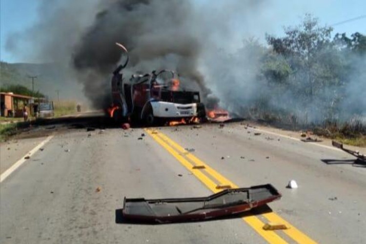Criminosos explodem carro-forte no Sertão do Ceará
