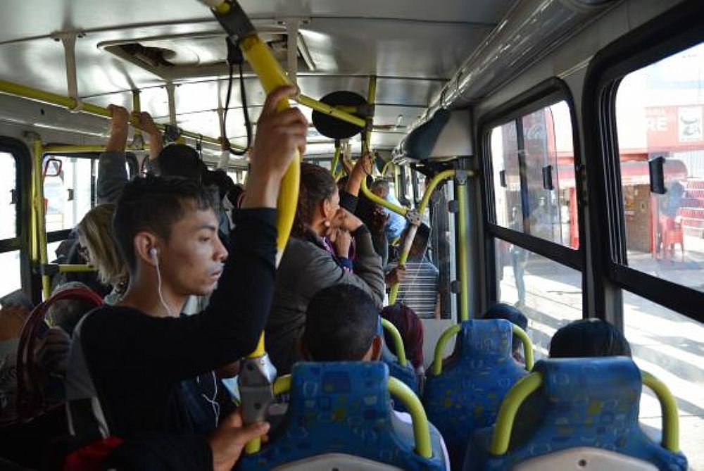Idoso é levado à delegacia por se esfregar em mulher no ônibus