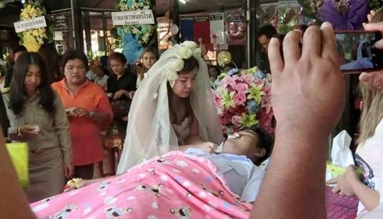 Mulher se casa com noivo durante o funeral dele
