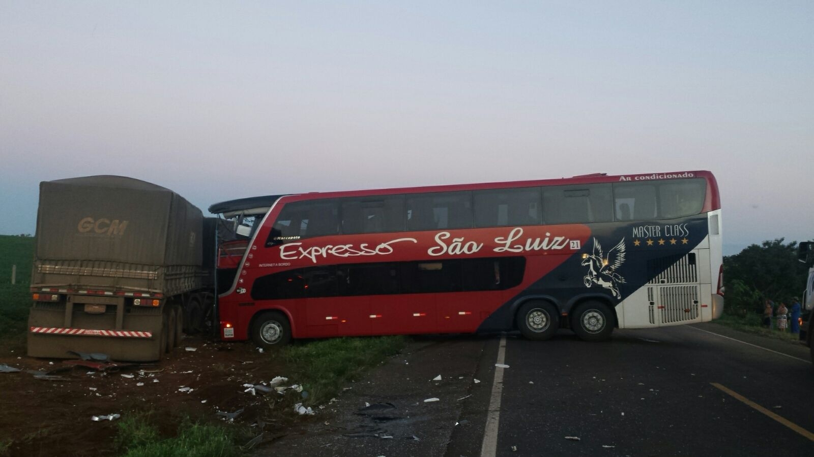 Acidente de ônibus tira a vida de três pessoas
