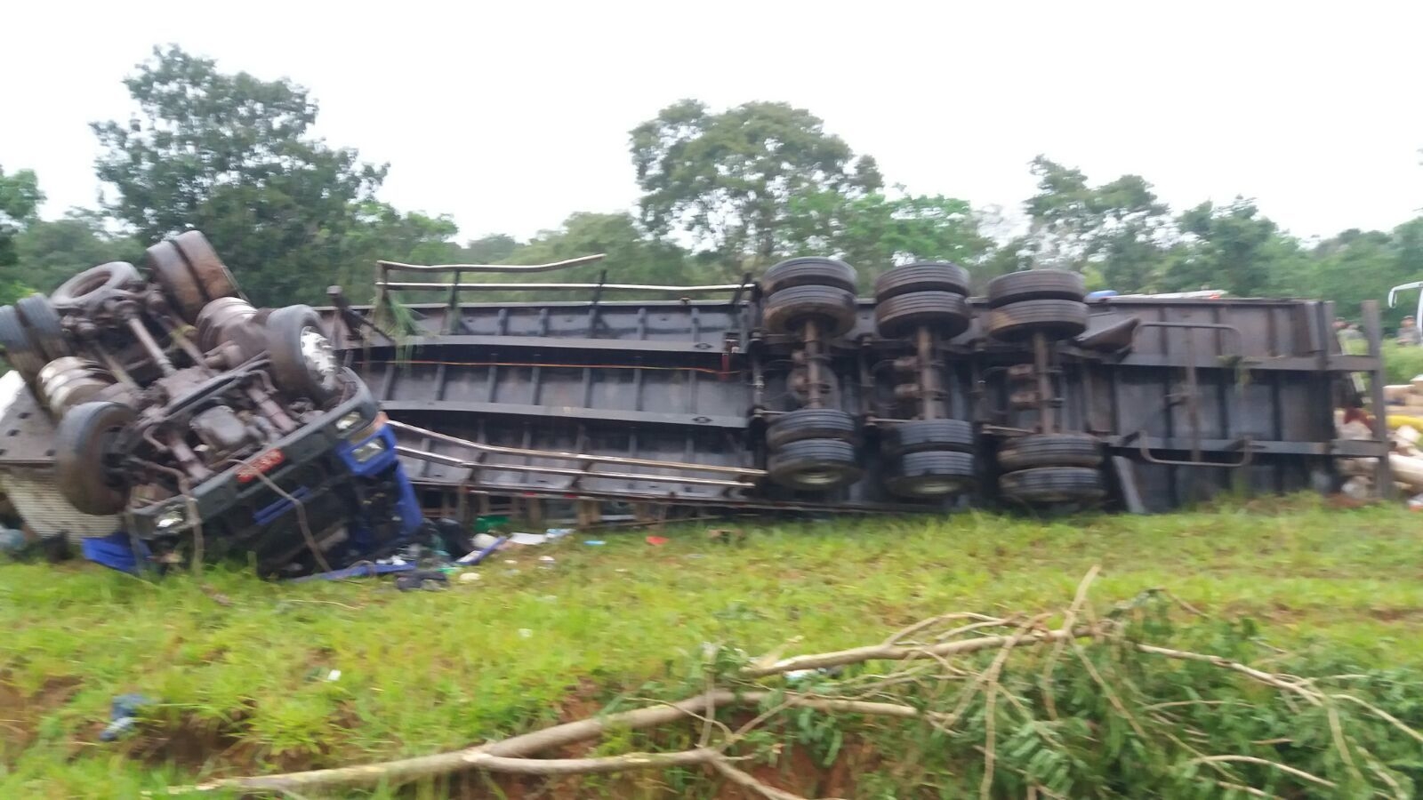 Carreta tomba na BR-153 e mata caminhoneiro