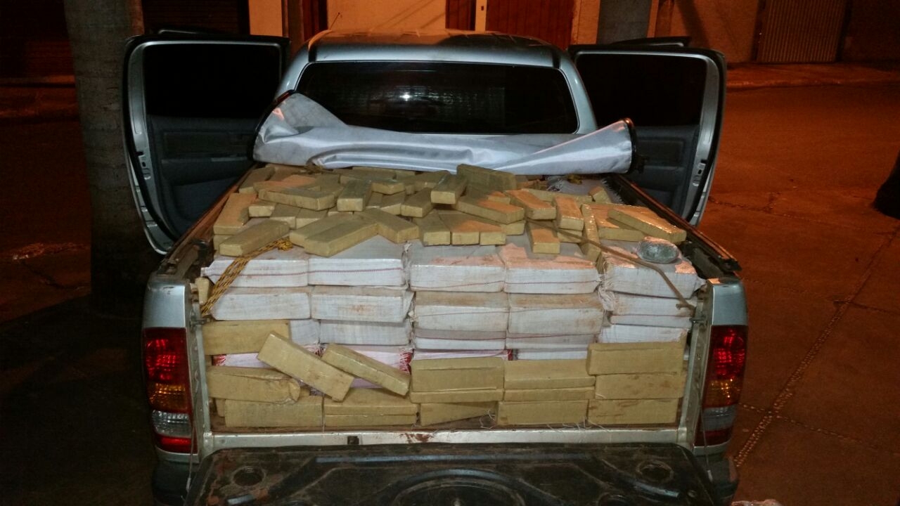 Caminhonete recheada com 1,2 tonelada de maconha é apreendida em Indiara