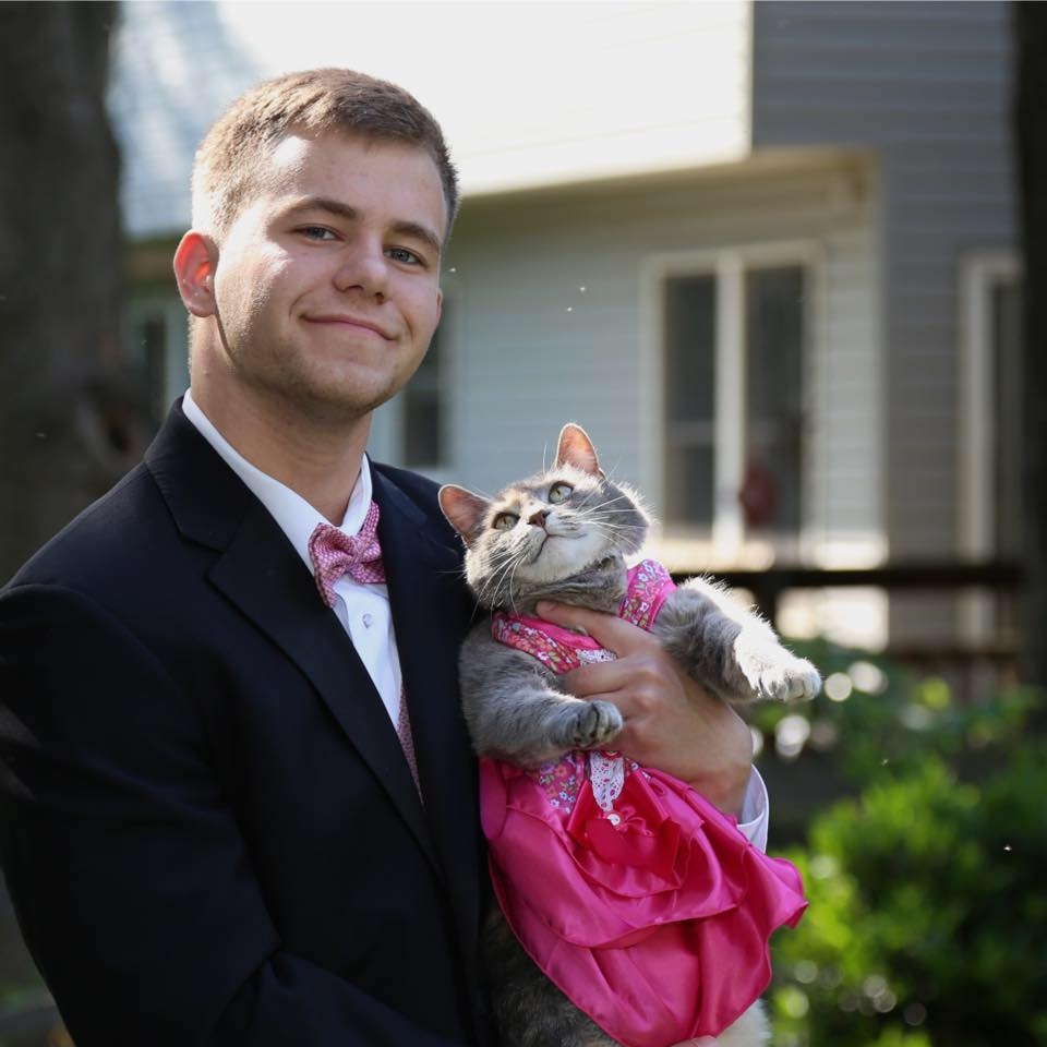 Sem par, jovem vai ao baile de formatura com gata de estimação