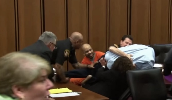 Serial killer ri após pai de vítima tentar confrontá-lo em tribunal nos EUA