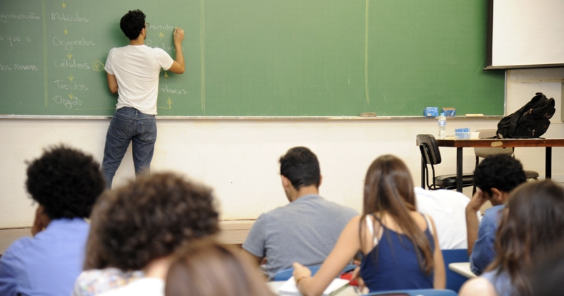Universidade oferece cursinho pré-vestibular para estudantes de baixa renda