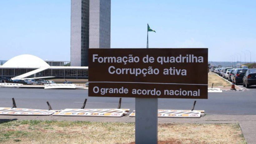 Sinalização em frente à Câmara dos Deputados é alterada para ‘formação de quadrilha’