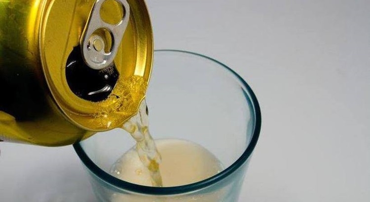 Mulher será indenizada em R$ 6 mil após encontrar larvas em cerveja