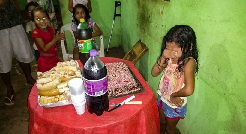 Menina ganha a sua 1ª festa de aniversário e comove internautas