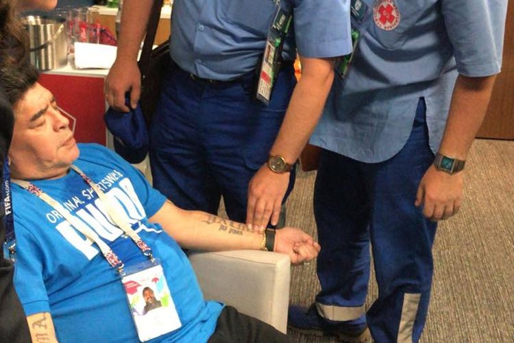 Maradona passa mal durante jogo da Argentina e é atendido por médicos