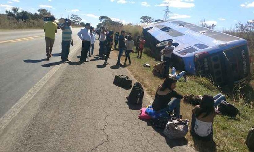 Ônibus tomba e deixa seis feridos na BR-040, em Cristalina