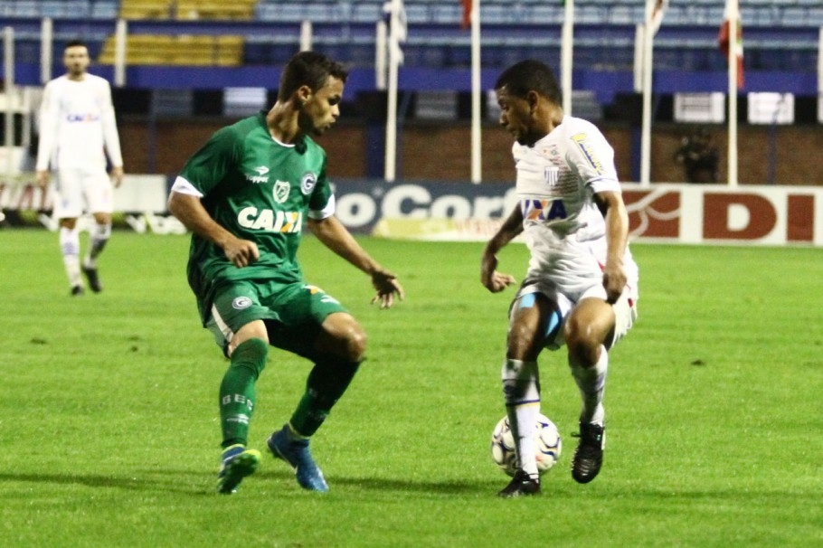 Goiás recebe Avaí  de olho no G-4