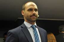 Deputados pedem saída de Eduardo Bolsonaro de comissão