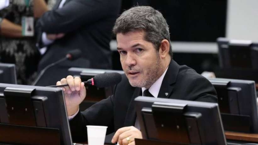 Mais calmo após se manter  líder, delegado Waldir diz  que não sabe de nada que desabone Bolsonaro